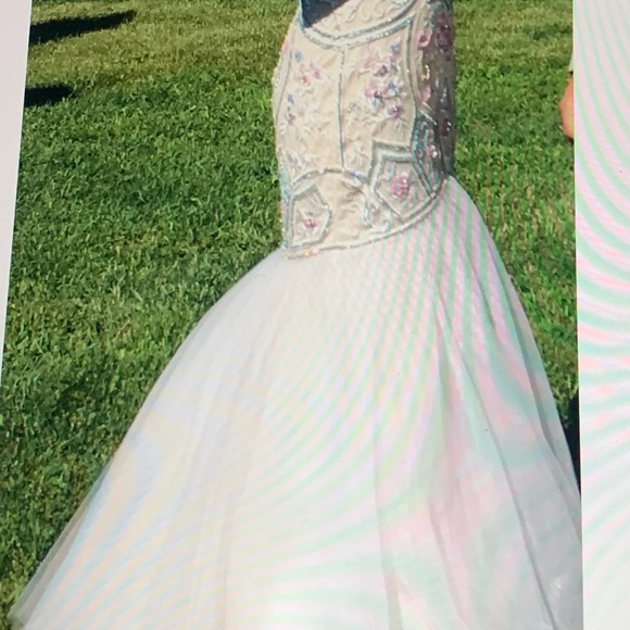 Ellie Wilde Size 2 Gorgeous Beaded Prom Gown - Picture 7 of 12